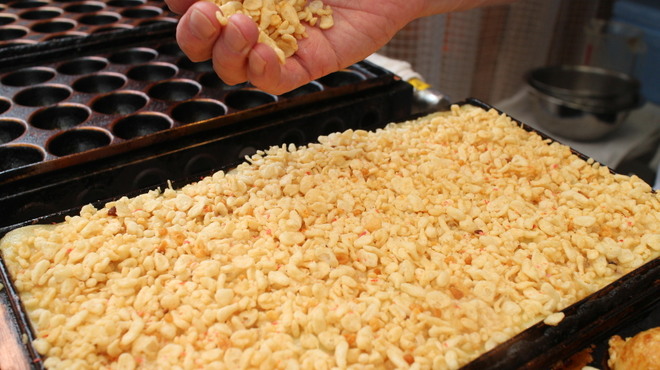 『天かす』の代用を越えたこのスナック菓子が便利! お好み焼、たこ焼に使えて保存がきく優れモノ! | おにぎりまとめ