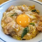 鳥喜多 - 親子丼580円　上の生卵は煮てもくれるらしいです