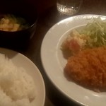 ビアキッチン ラグー - 豚カツ定食の全景