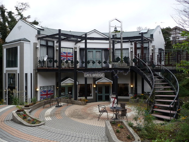 Cafe Bridge , 英国の瀟洒なスタイルの建物はエントランスもお洒落