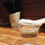 麺屋 吉左右 - カウンターは木