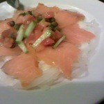 ビアキッチン ラグー - サーモンと新玉ねぎサラダ
