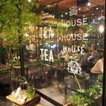 青山フラワーマーケット ティーハウス - お花屋さんの奥にカフェあります