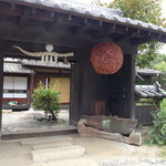 蔵元ごはん&カフェ 酒蔵 櫂 - 杉玉がさがっています