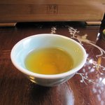 華泰茶荘 - 一杯目、まだ浅いお茶の色ですね