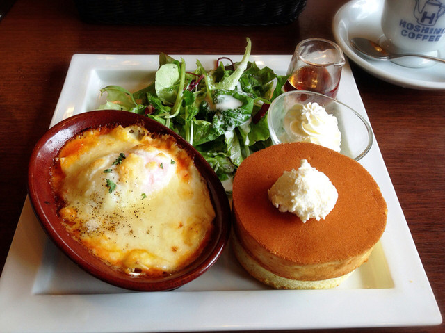 星乃珈琲店 , ラザニアパンケーキプレート(950円)+生クリーム(