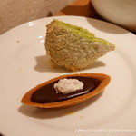 お茶とお菓子まやんち - クーベルチュールのチョコタルトと抹茶のダックワーズ