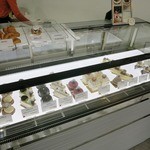 パティスリー クルール - ショーケースの様子。