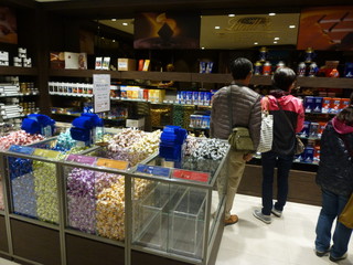 LINDT CHOCOLATE SHOP -