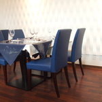 アージョ - ブルーの椅子とテーブルクロス